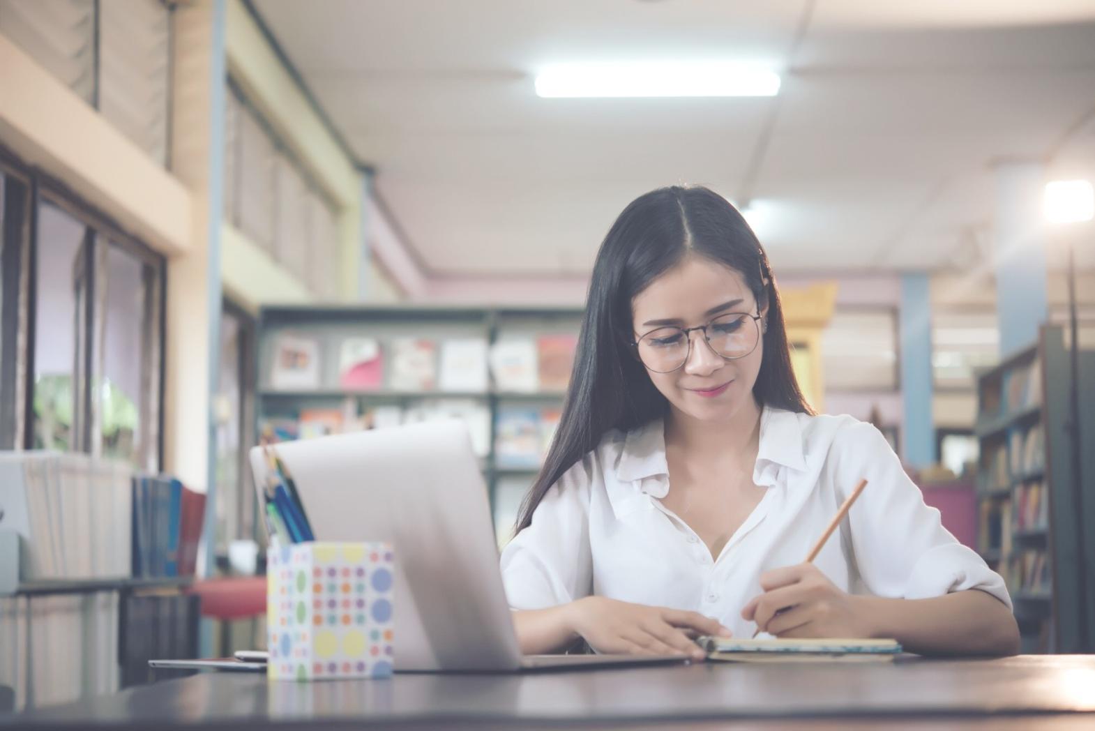 Торговля через мобильное приложение на смартфоне